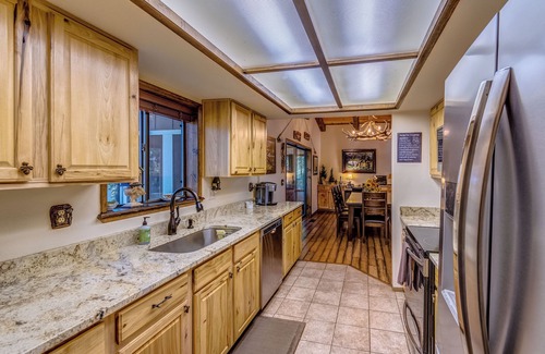 Pinetop Cabin | Pinetop C.C. Retreat:Newly Remodeled,90 JET HOT TUB, 3 DECKS, A/C, FOREST VIEWS!