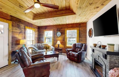 Hendersonville House | Piney Hollow - Unit B