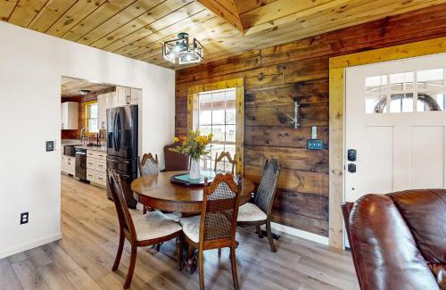 Hendersonville House | Piney Hollow - Unit B