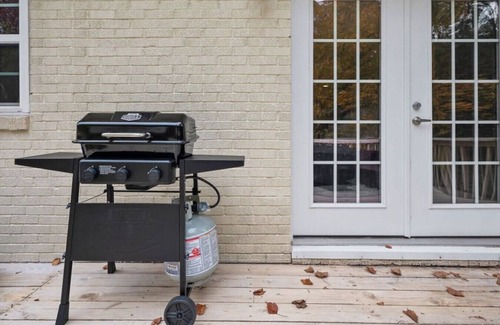 Northwest Raleigh House | Ping-pong | 10-min to NC State | Fire Pit | BBQ