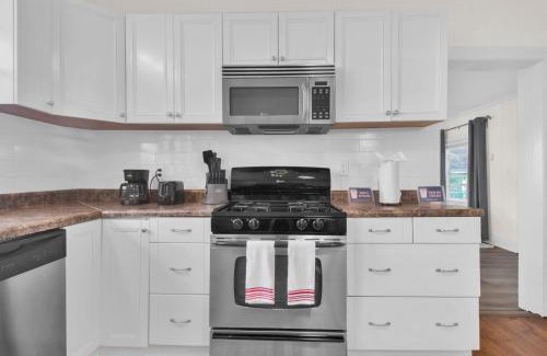 Terry Sanford House | Ping-Pong & Huge Yard Central- Fayetteville Pearl