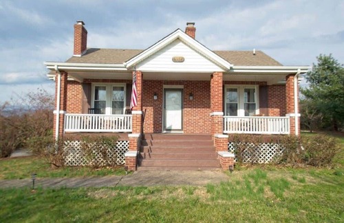 Rileyville House | Ping-Pong & Near Caverns - Mtn. Farmhouse