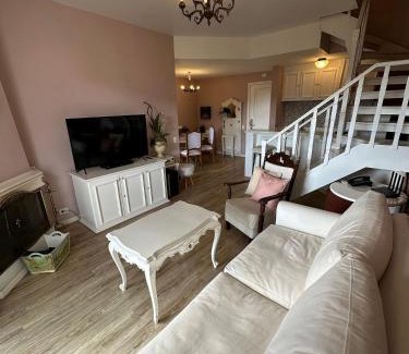 Alto do Capivari Apartment | Pink apartment in Castelo for Family