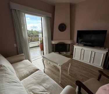 Alto do Capivari Apartment | Pink apartment in Castelo for Family
