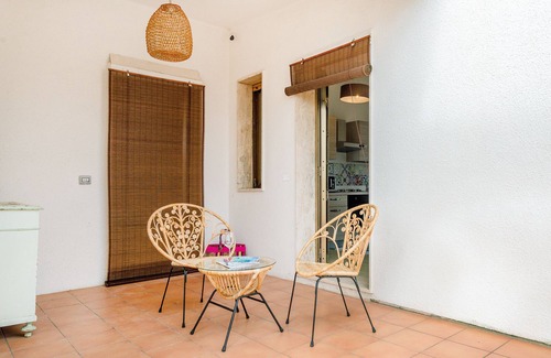 Torre Lapillo Villa | Pink Cottage. Finely furnished studio apartment with garden, patio and pool.