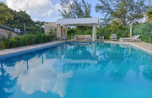 Zona Hotelera Villa | Pink villa with lake view & 5 min to the beach