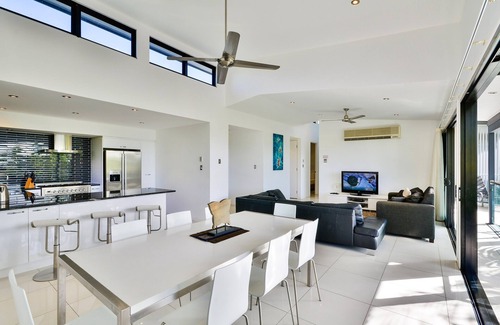 Hamilton Island Apartment | Pinnacle 8, Seaview Apartment on Hamilton Island