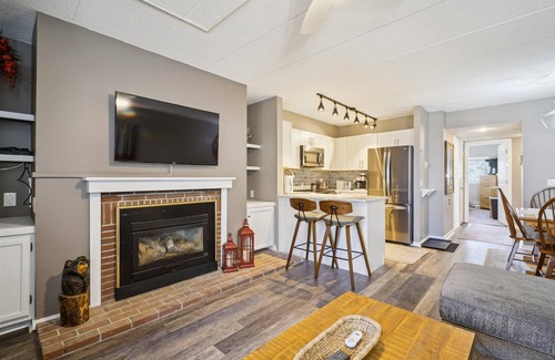 Killington Condo | Pinnacle B12 beautiful one-bedroom close to the base of Killington with shuttle to the slopes everyday of the week. The outdoor pool, hot tub and tennis courts are open during summer only.