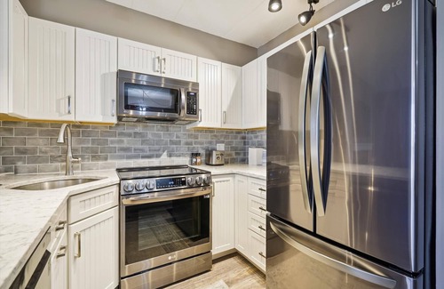 Killington Condo | Pinnacle B12 beautiful one-bedroom close to the base of Killington with shuttle to the slopes everyday of the week. The outdoor pool, hot tub and tennis courts are open during summer only.