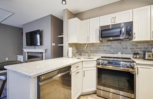 Killington Condo | Pinnacle B12 beautiful one-bedroom close to the base of Killington with shuttle to the slopes everyday of the week. The outdoor pool, hot tub and tennis courts are open during summer only.