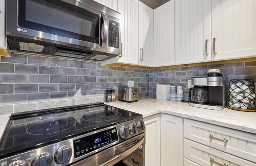 Killington Condo | Pinnacle B12 beautiful one-bedroom close to the base of Killington with shuttle to the slopes everyday of the week. The outdoor pool, hot tub and tennis courts are open during summer only.