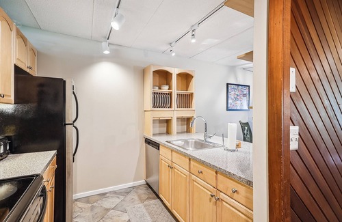Killington Condo | Pinnacle F08 Cozy, charming and renovated offering shuttle to the slopes everyday of the week. Pinnacle F08 The outdoor pool, hot tub, and, tennis courts are open during summer only.