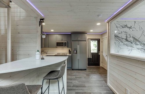 Cleveland Cabin | Pinnacle Suite Treehouse- Cedar Creek Rentals LLC