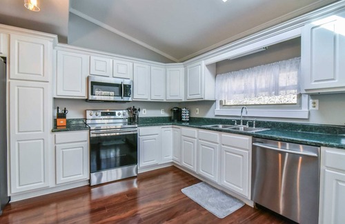 Skyland House | Pinners Cove: Hot Tub, Fire Pit, Prime Location