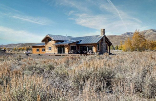 Bellevue Cabin | Pioneer Cabin: Your Rustic Retreat in Idaho