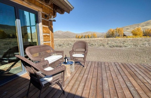 Bellevue Cabin | Pioneer Cabin: Your Rustic Retreat in Idaho