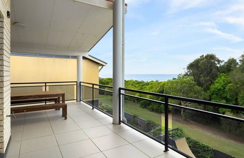 Arrawarra Headland House | Pipe Dreams offers an idyllic retreat, nestled just steps from the stunning Ocean View Beach.
