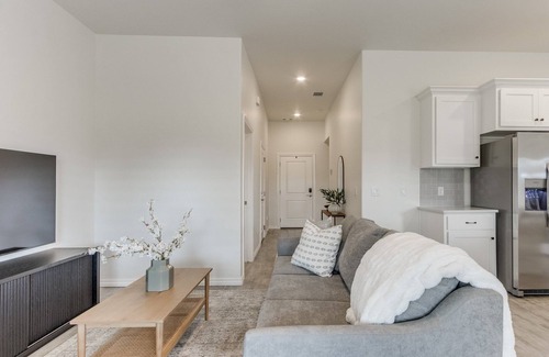 Moore House | Piper Place | A Modern Stay in Moore