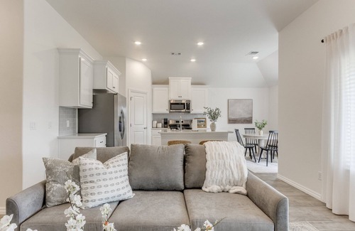 Moore House | Piper Place | A Modern Stay in Moore