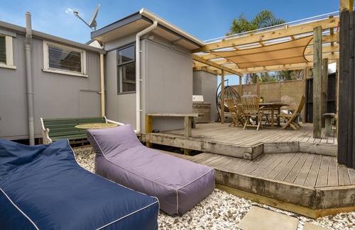 Whangamata Cottage | Pipi Palace - Whangamata Bach