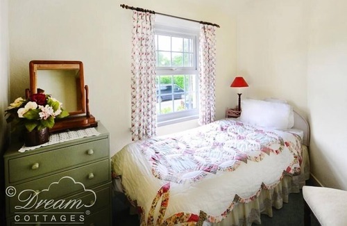 Evershot Cottage | PIPPINS, pet friendly, with a garden in Dorchester