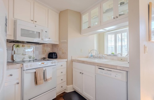 Sunnyside Condo | PIRATE SONG in❤️Carillon Village-Sleeps 5.Incl 2 chairs&wagon 5 min walk to beach