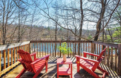 East Stroudsburg House | Pirate-Themed Lakefront Home w Kayaks Game Room Views Hidden Treasure Hunt