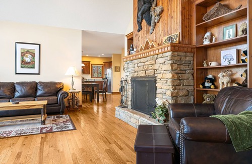 Hendersonville Cabin | Pisgah View | Stunning Mountain Escape w/Wrap-Around Deck & Garage