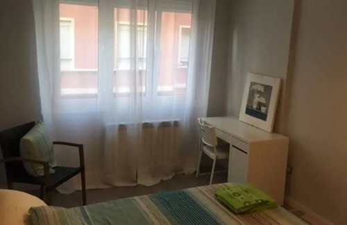 Romareda Apartment | Piso 4 Habitaciones UN Baño Wifi