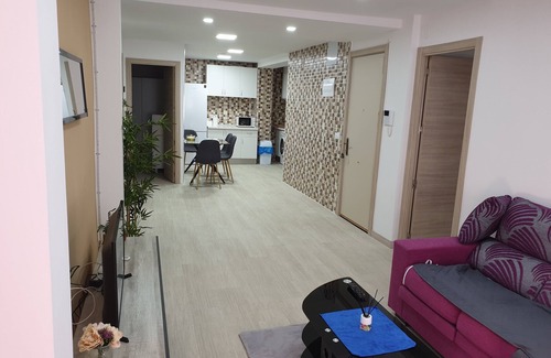 Castello de la Plana Condo | Piso nuevo reformado con todas las comodidades.