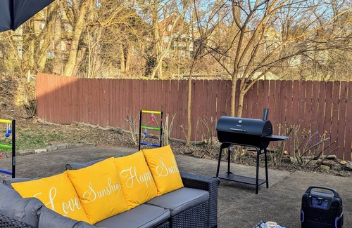 Brookline House | Pittsburgh #GoadLife - Local Art - Family/Dog/Business Friendly - Patio BBQ