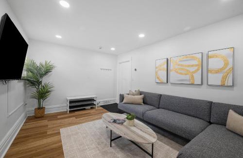 Millvale Apartment | Pittsburgh Millvale Modern 4 Bedroom Apartment with Parking