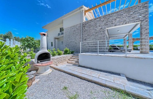 Pitve Villa | Pitve Villa Sleeps 10 with Pool Air Con and WiFi