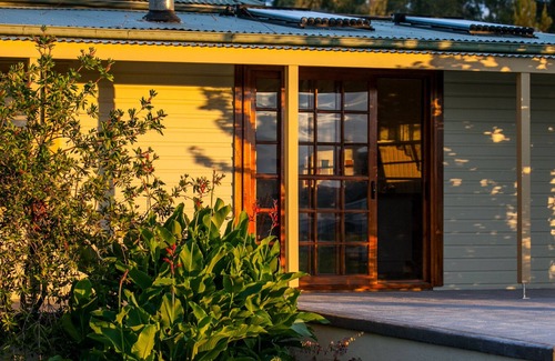 Central Mudgee Cottage | Pizza oven; fire pit; lots of space indoor and outdoor, fires and aircon. Groups