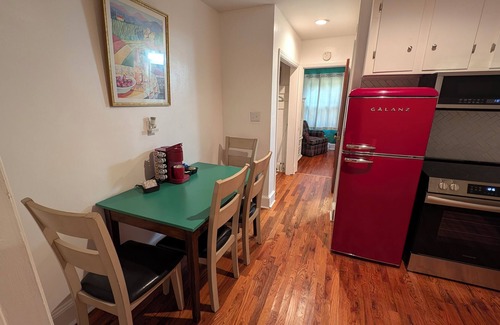 Enderly Park House | Plaid Pad - Stylish Modern Couples Retreat 12 mins to Airport & Downtown