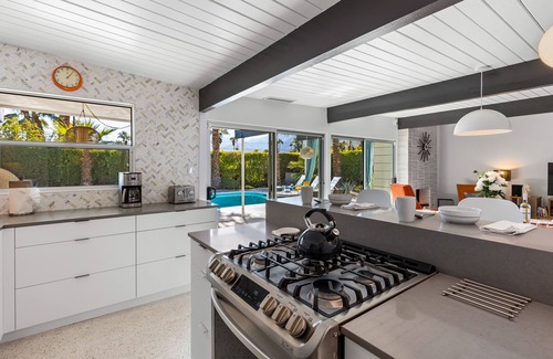 Sunmor House | Plaimor Palms - Classic Remodeled Mid-Century Alexander!