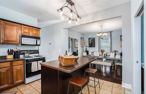 Valparaiso House | PlainLivin*walk 2 Journeyman*Pet Friendly*Downtown