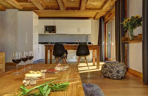 Chamonix City Centre Apartment | Planards - an apartment that sleeps 6 guests in 3 bedrooms