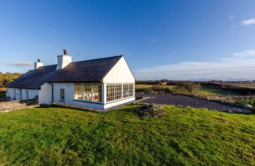Caergeiliog House | Plas Bach - Three Bedroom House, Sleeps 5