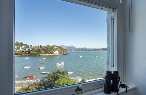 Borth-y-Gest Cottage | PLAS MOR, pet friendly, with a garden in Borth-Y-Gest