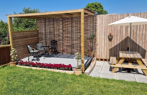Cylch-Y-Garn Cottage | PLAS TIRION CARAVAN, family friendly, with a garden in Cemaes Bay