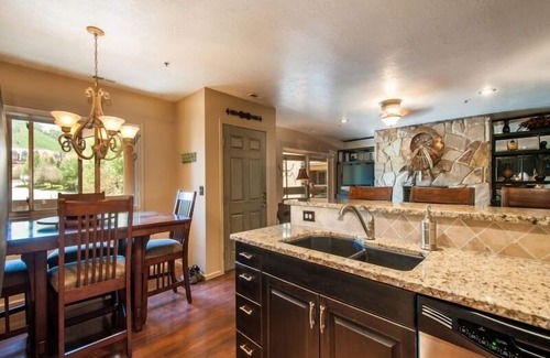 North Park City Condo | Platinum Rated 2BR Sleeps 7/8 Walk to the Slopes, Downtown. Location,Location!