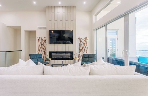 Black Mountain House | Play&Stay: Mountain and Lake Views/Theatre+Spacious