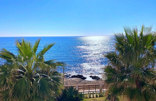Sitio de Calahonda Apartment | Playa Lucera Beautiful 3 bed. 2 bath front-line beach house