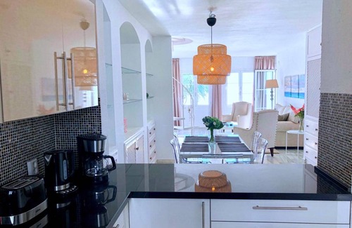 Sitio de Calahonda Apartment | Playa Lucera Beautiful 3 bed. 2 bath front-line beach house