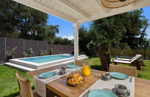 Petriti Villa | Playia Villa I is an Neoclassical villa built on the highest point of Petriti.