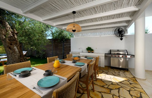 Petriti Villa | Playia Villa II is an Neoclassical villa built on the highest point of Petriti.