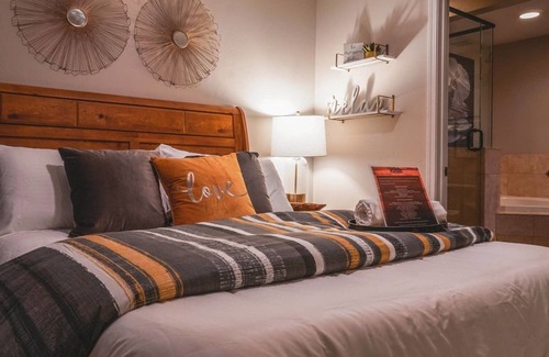 Tahoe Valley Hotel | Playpark Lodge Unit 8 Master Queen Suite