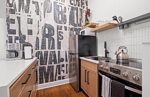 Park Central-Research Park Apartment | Plaza Edition - Bright and modern studio w/king bed walkable to Plaza and Nelson