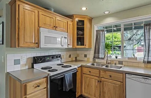 Harlow House | Pleasant 2-bedroom house in Eugene with WiFi